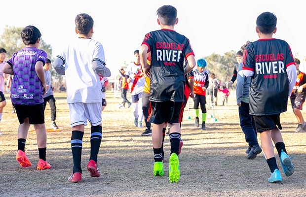 Jugadores de fútbol en Escuelas River