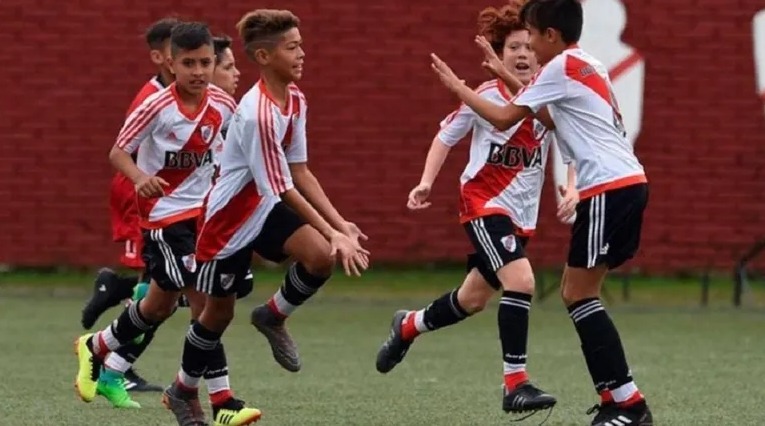 Jugadores de fútbol en Escuelas River